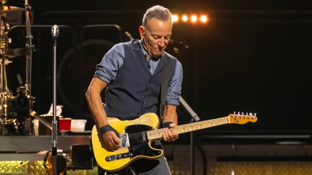 Bruce Springsteen plays 30-song set, with three tour debuts, in Columbus