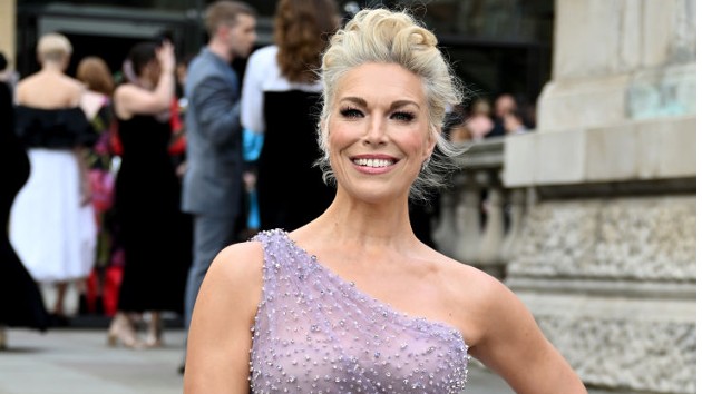 Hannah Waddingham shames “d***” paparazzo for asking her to “show leg” at UK theater awards