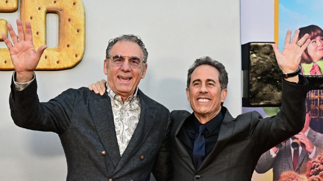 “Hey, buddy!” Reclusive Seinfeld star Michael Richards supports Jerry at Unfrosted premiere