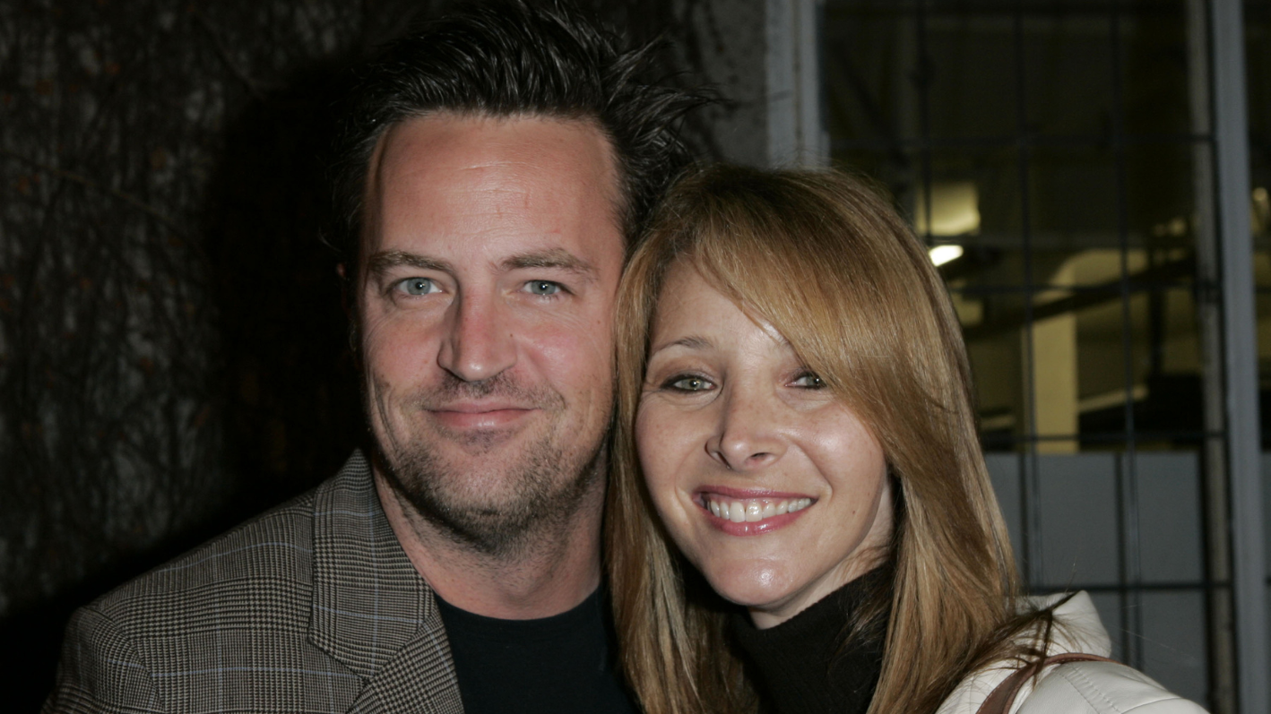 Lisa Kudrow says shes rewatching Friends for Matthew Perry