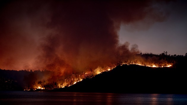 California wildfires latest: Michael Jacksons Neverland Ranch in path of massive blaze